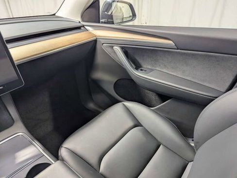 Used 2025 Tesla Model Y Long Range RWD image 8