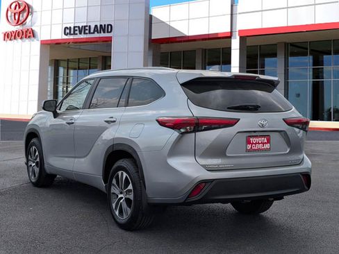 Used 2023 Toyota Highlander XLE image 5