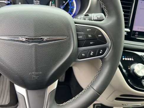 Used 2023 Chrysler Pacifica Touring-L image 23
