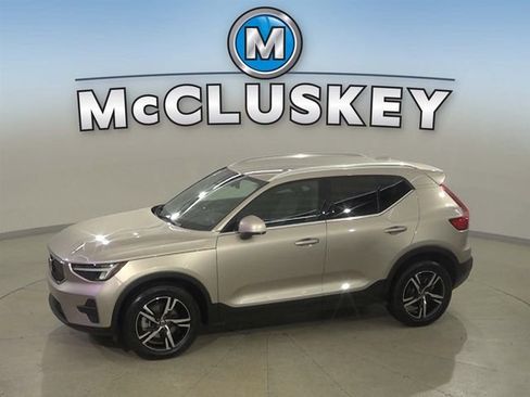 Used 2024 Volvo XC40 B5 Core AWD/4WD image 1