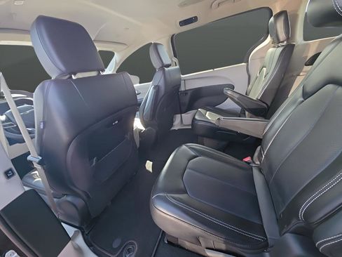 Used 2024 Chrysler Pacifica Touring-L image 12