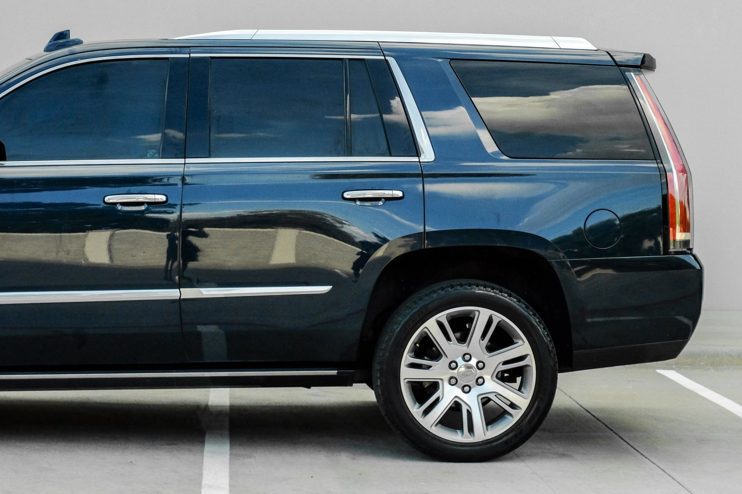Used 2017 Cadillac Escalade Premium Luxury AWD/4WD image 19