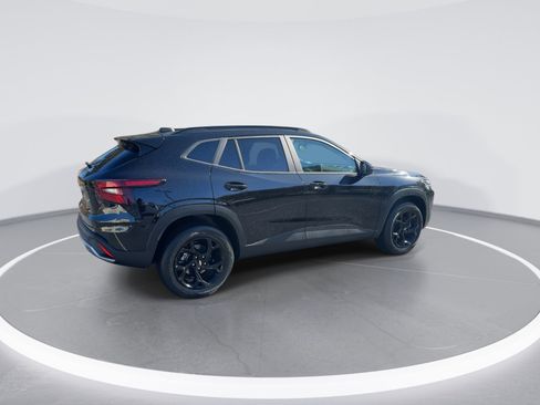 Used 2025 Chevrolet Trax LT w/ LT Convenience Package image 9