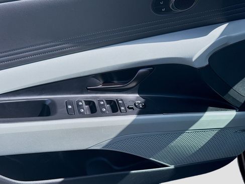 Used 2025 Hyundai Elantra Limited image 17