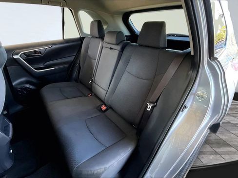 Used 2019 Toyota RAV4 LE FWD image 19