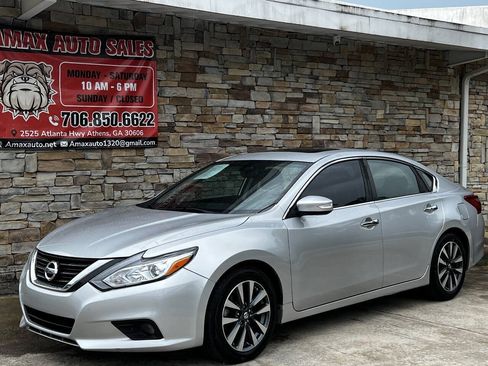 Used 2017 Nissan Altima 2.5 SL w/ Moonroof Package FWD image 2