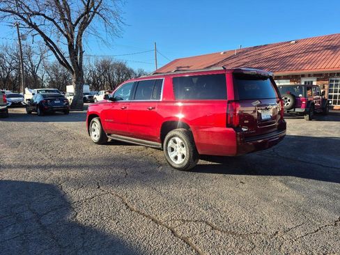 Used 2017 Chevrolet Suburban LT image 4