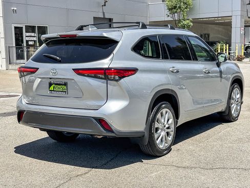 Used 2023 Toyota Highlander Limited FWD image 7