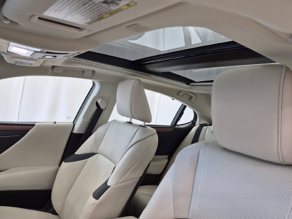 Used 2025 Lexus ES 350 Ultra Luxury w/ Accessory Package (Z1) FWD image 17