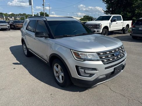 Used 2017 Ford Explorer XLT AWD/4WD image 2