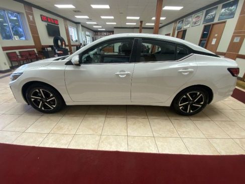 Used 2025 Nissan Sentra SV image 2
