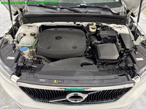 Used 2022 Volvo XC40 T5 Momentum image 12