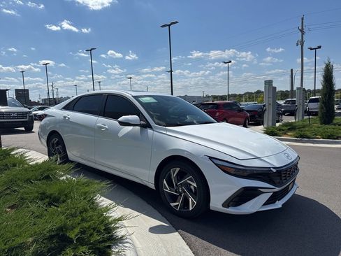 New 2025 Hyundai Elantra Limited image 3