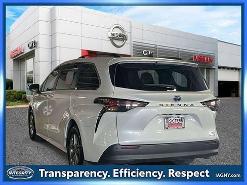 Used 2023 Toyota Sienna XLE FWD image 8