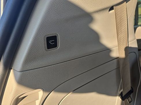 Used 2024 Chrysler Pacifica Select image 36