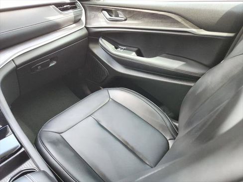 Certified 2025 Jeep Grand Cherokee Limited w/ Black Appearance Package image 16