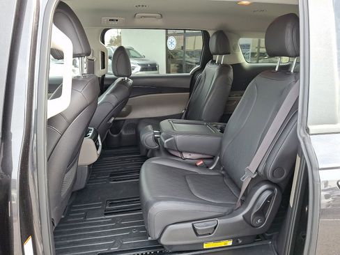 Used 2025 Kia Carnival image 11