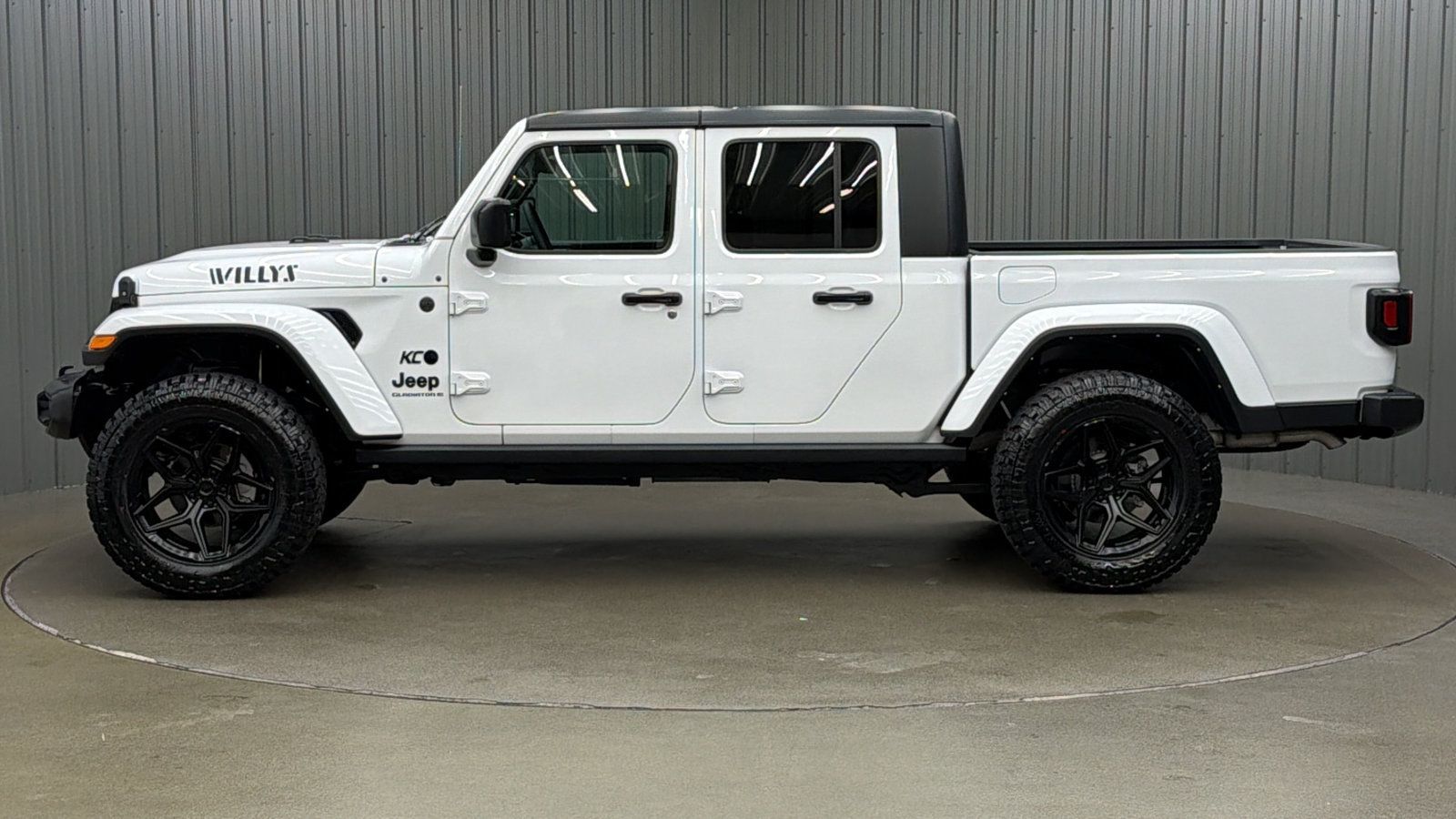 Used 2023 Jeep Gladiator Sport AWD/4WD image 2