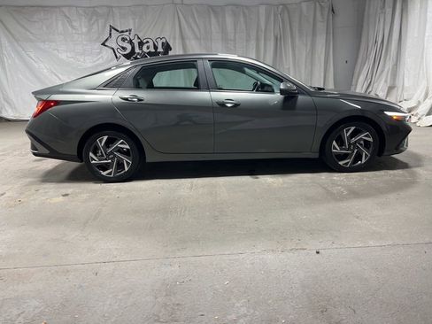 Used 2025 Hyundai Elantra SEL image 8