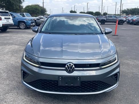 Used 2025 Volkswagen Jetta SE FWD image 2