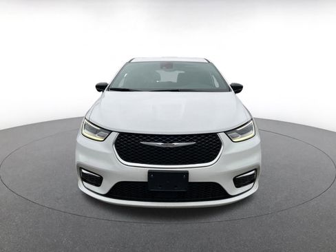 Used 2025 Chrysler Pacifica Select image 2