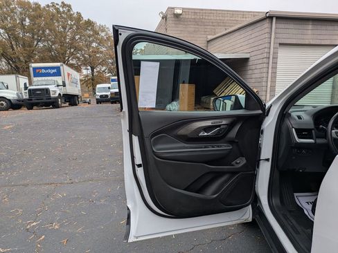 Used 2024 GMC Terrain SLT image 11