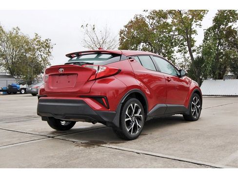 Used 2021 Toyota C-HR XLE image 4