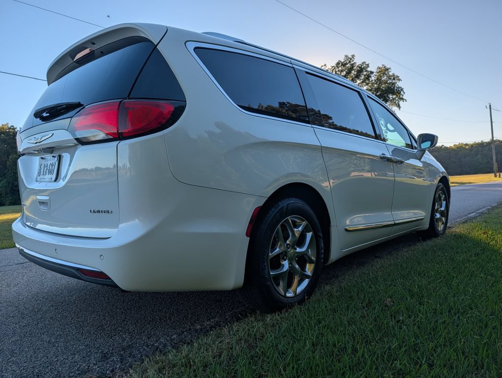 Used 2018 Chrysler Pacifica Limited FWD image 5