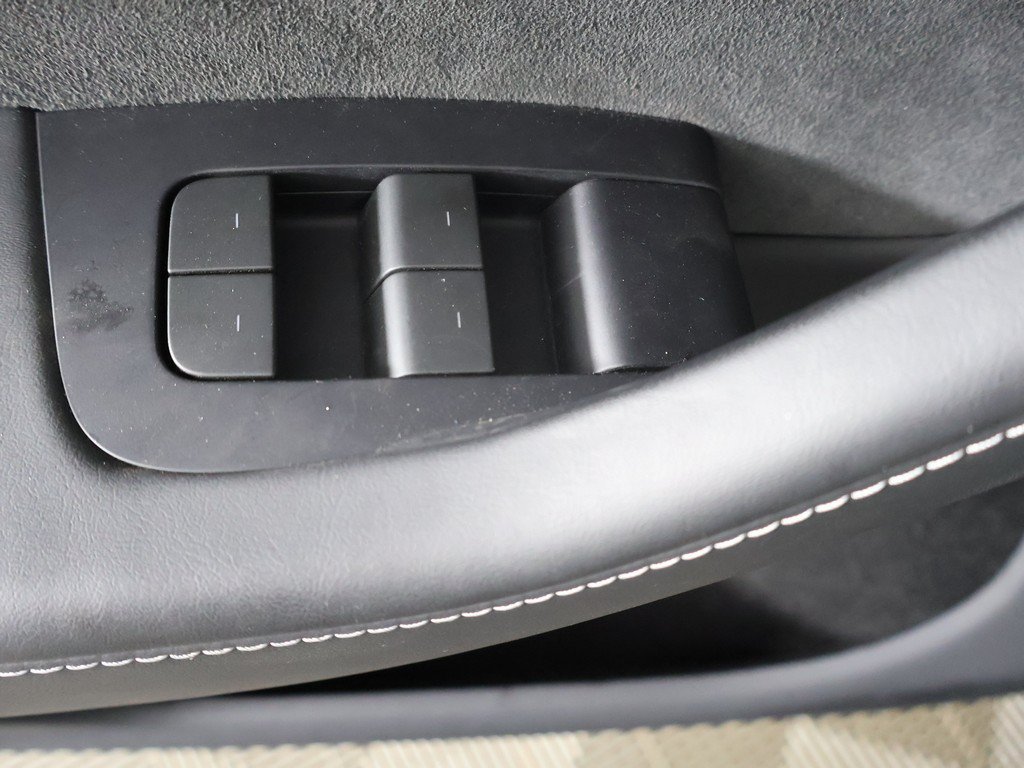 Used 2024 Tesla Model Y Long Range AWD/4WD image 39