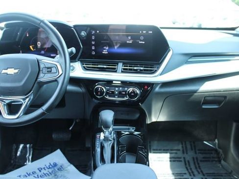 Used 2024 Chevrolet Trax LT w/ Driver Confidence Package FWD image 17