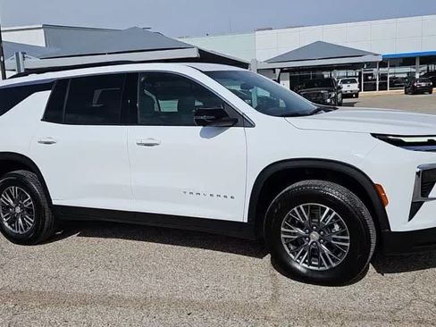 Used 2024 Chevrolet Traverse LT FWD image 9