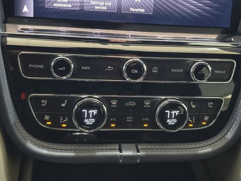 Used 2022 Bentley Bentayga image 43
