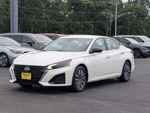 Used 2025 Nissan Altima 2.5 SV FWD image 3