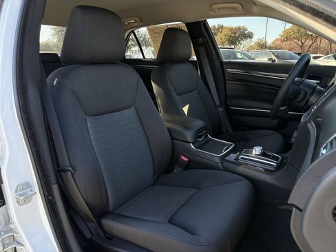 Used 2022 Chrysler 300 Touring image 28