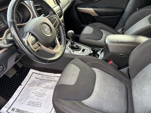 Used 2018 Jeep Cherokee Latitude w/ Cold Weather Group image 11