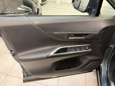 Used 2023 Toyota Venza XLE image 13