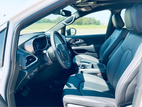 New 2025 Chrysler Pacifica Select image 19