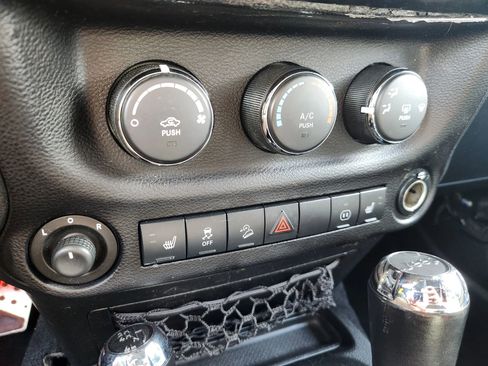 Used 2012 Jeep Wrangler Unlimited Sahara image 24