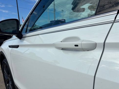 Used 2022 Volkswagen Tiguan SE w/ Panoramic Sunroof Package FWD image 12