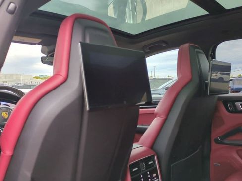 Used 2022 Porsche Cayenne S image 16