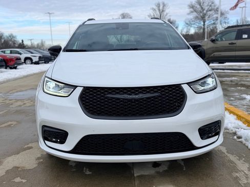 Used 2024 Chrysler Pacifica Touring-L w/ Uconnect Theater Family Group image 2