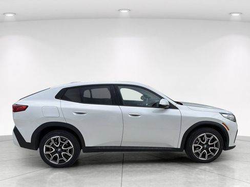 Certified 2025 BMW X2 xDrive28i AWD/4WD image 3