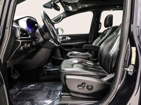 Used 2019 Chrysler Pacifica Touring-L Plus w/ S Appearance Package image 11