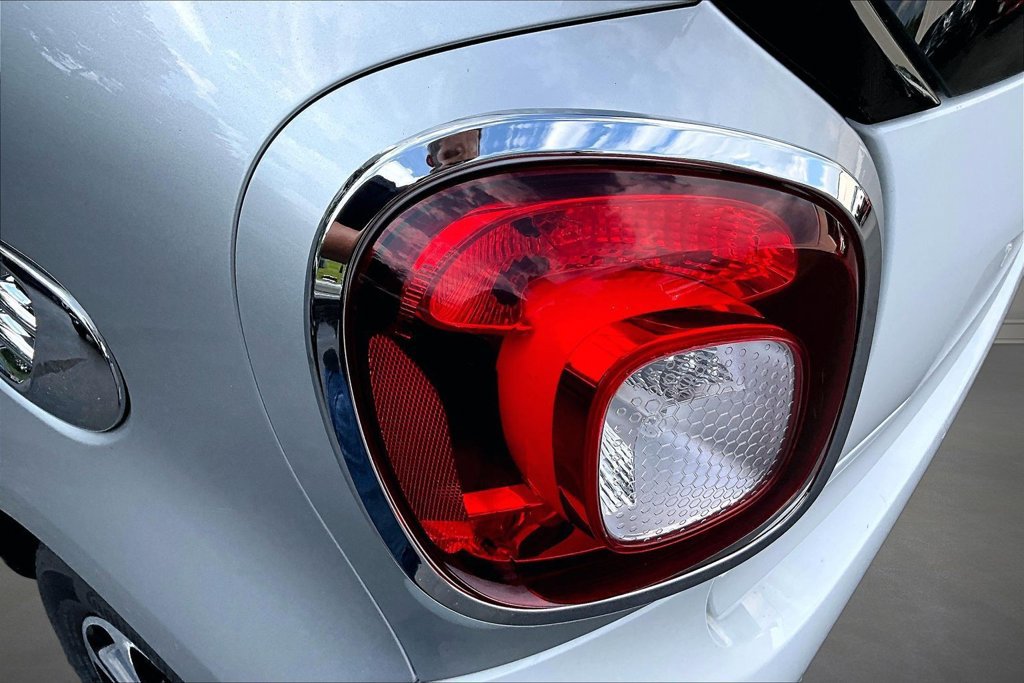 Used 2016 smart fortwo passion RWD image 19