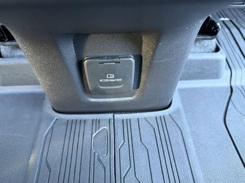 Used 2024 GMC Terrain SLT w/ Infotainment Package II image 17