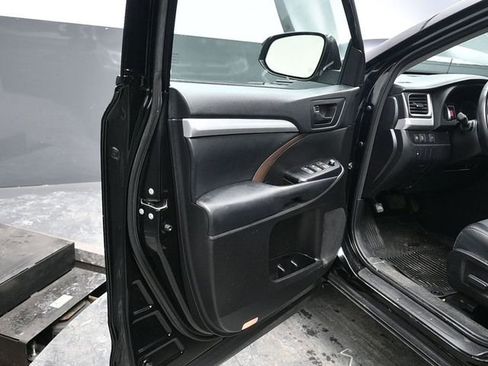 Used 2018 Toyota Highlander LE image 17