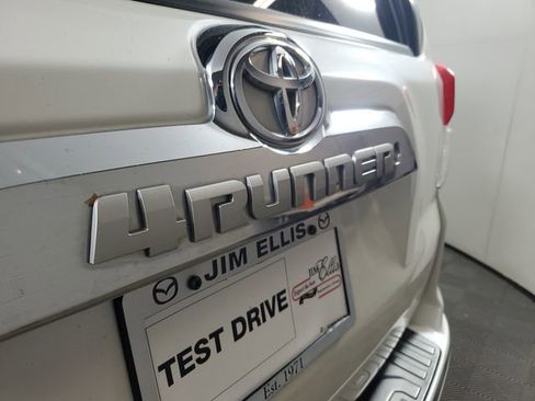 Used 2011 Toyota 4Runner SR5 w/ Premium Pkg w/Leather AWD/4WD image 7