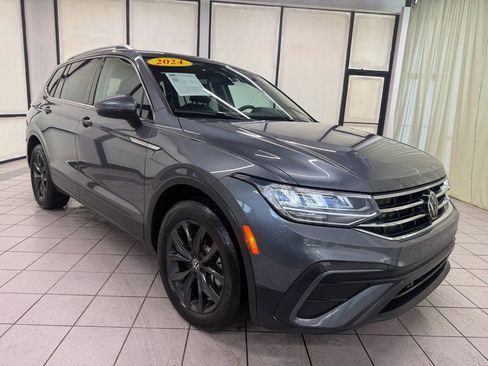 Used 2024 Volkswagen Tiguan SE image 2