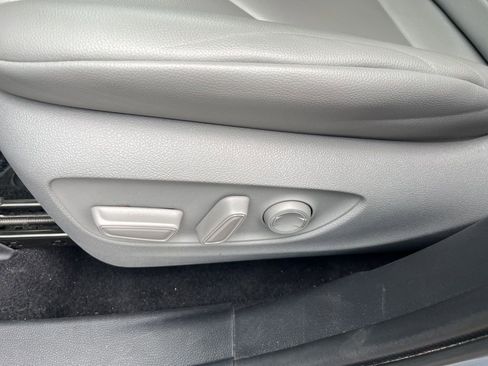 Used 2021 Toyota Highlander XLE AWD/4WD image 10