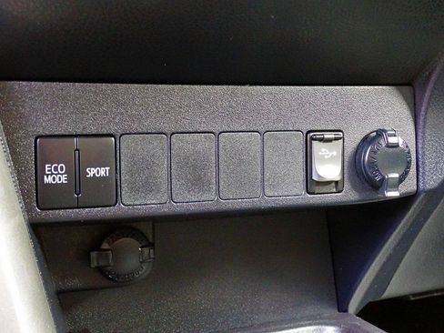 Used 2017 Toyota RAV4 XLE AWD/4WD image 37